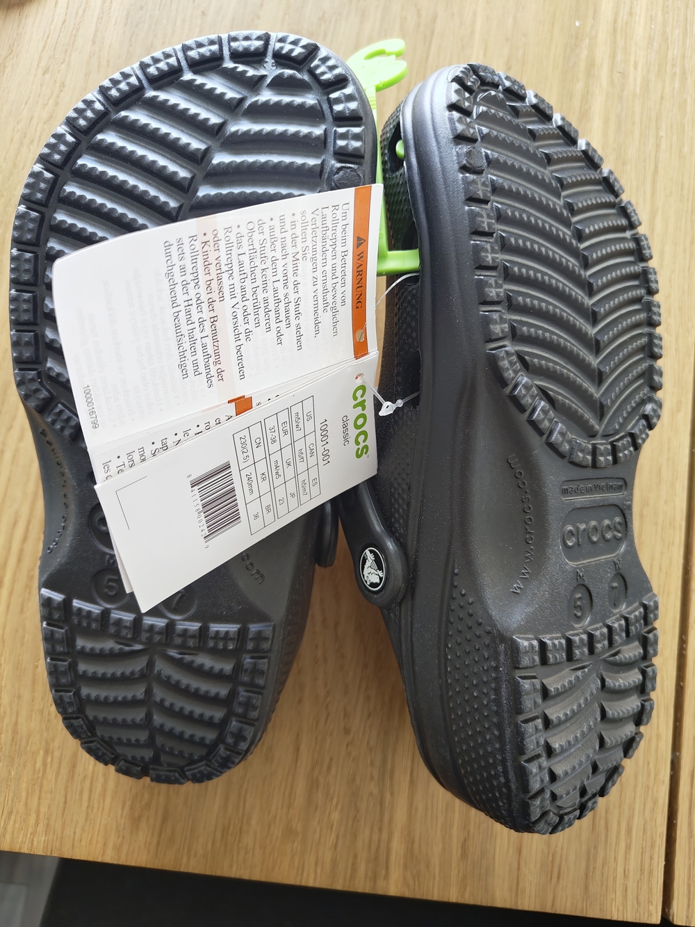 Crocs Classic Black Clogs M5 W7 Unisex Slip On Comfort Shoes - Picture 2 of 3